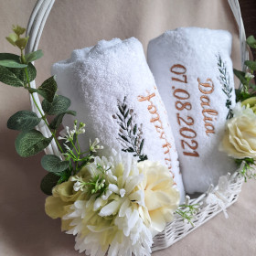 kosz prezentowy z ręczników haftowanych haftyok.pl